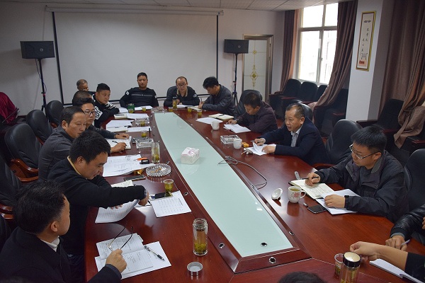 惠水县委常委常务副县长罗国江(右二),副县长杨宁